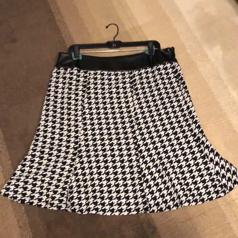 EUC Sunny Leigh Black and White Skirt size 16